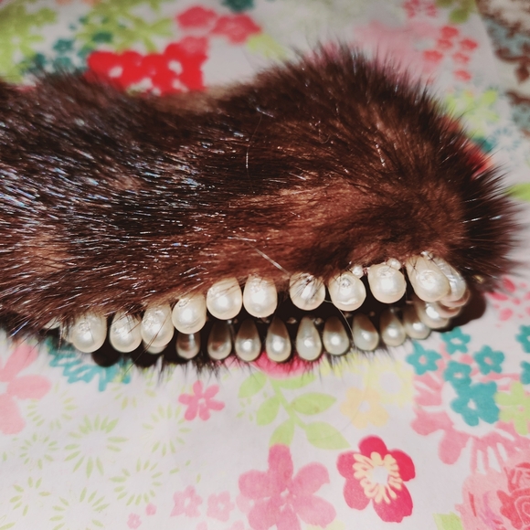 Glamorous Natural Ranch Mink Fur Collar with Faux Pearl Embellishments - Picture 6 of 10